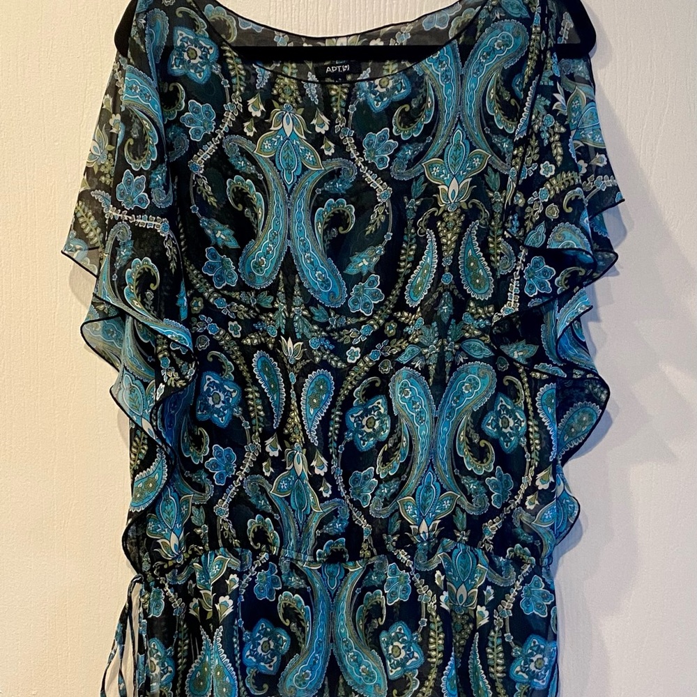 Beautiful NWOT sheer paisley Apt 9 blouse. Size small
